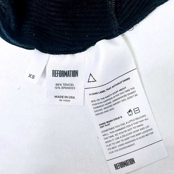 Reformation ~ Black Ribbed ~ Twist Front V-Neck Crop Top ~ Short Sleeve ~ XS NWT - Picture 6 of 10